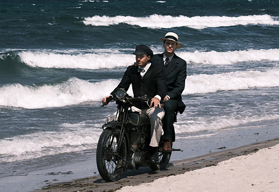 Sabin Tambrea (rechts) in "Die Herrlichkeit des Lebens" (2024)