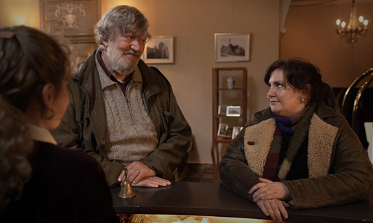 Stephen Fry, Lena Dunham (hinten v.l.n.r.) in "Treasure - Familie ist ein fremdes Land" (2024)