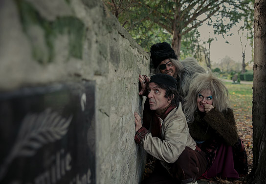 David Bennent, Moritz Führmann, Anna Schudt (v.l.n.r.) in "Spuk unterm Riesenrad" (2023)