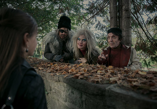 Elisabeth Bellé, Moritz Führmann, Anna Schudt, David Bennent (v.l.n.r.) in "Spuk unterm Riesenrad" (2023)