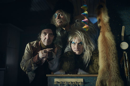 David Bennent, Moritz Führmann, Anna Schudt (v.l.n.r.) in "Spuk unterm Riesenrad" (2023)