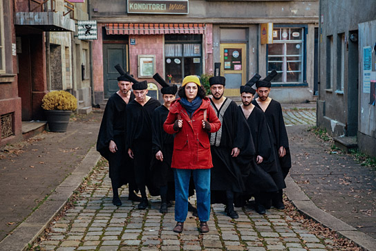 Baharak Abdolifard (vorne), Nima Nazarinia, Nina Wesemann, Zuki Izak Ringart, Alon Bracha, Ludger Lamers, Roman Singh (hinten v.l.n.r.) in "Shahid" (2024)