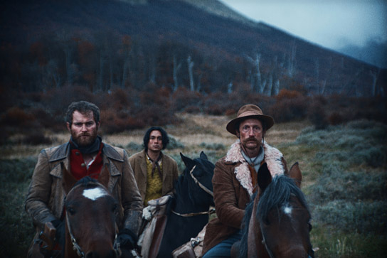 Mark Stanley, Camilo Arancibia, Benjamin Westfall (v.l.n.r.) in "Colonos" (2023)