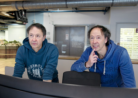 Frederik Braun, Gerrit Braun (v.l.n.r.) in "Wunderland - Vom Kindheitstraum zum Welterfolg" (2023)