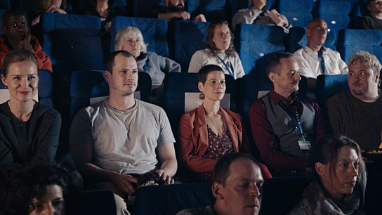 Pina Kühr, Nikolaus Sternfeld, Anne Düe, Andreas Berg, Daniel Zillmann (Mitte v.l.n.r.) in "Schlussklappe" (2021)