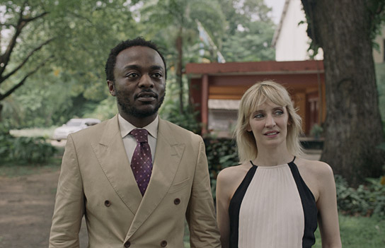 Marc Zinga, Lucie Debay (v.l.n.r.) in "Omen" (2023)