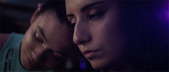 Jasmin Mokhtare (rechts) in "Bitter" (2023)