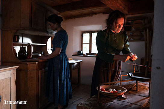 Claudia Riedel, Christine Neubauer (v.l.n.r.) in "Hundswut" (2024)