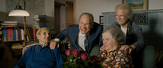 Joachim Paul Assböck (2.v.l.), Zoltan Paul (hinten rechts) in "Überleben in Brandenburg" (2023)