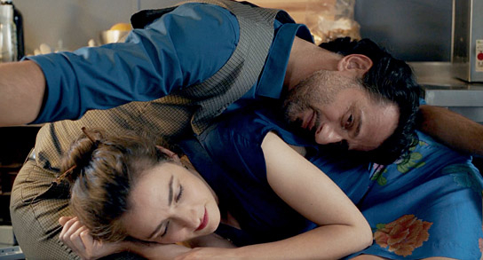Serkan Kaya, Seyneb Saleh (v.o.n.u.) in "Was von der Liebe bleibt" (2023)