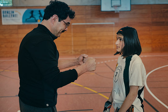 Andreas Döhler, Dileyla Agirman (v.l.n.r.) in "Sieger sein" (2024)