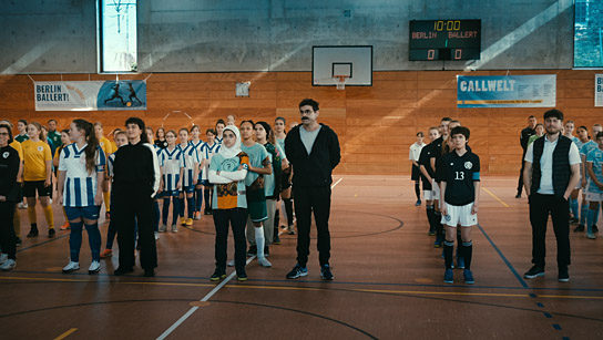 Andreas Döhler (vorne Mitte) in "Sieger sein" (2024)