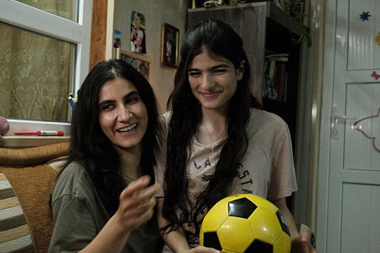 Hêvîn Tekin, Dileyla Agirman (v.l.n.r.) in "Sieger sein" (2024)