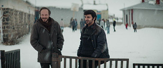 Deniz Celiloğlu, Musab Ekici (v.l.n.r.) in "Auf trockenen Gräsern" (2023)