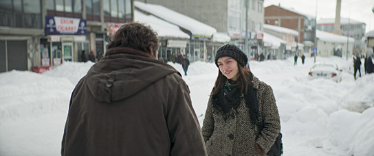 Deniz Celiloğlu, Merve Dizda (v.l.n.r.) in "Auf trockenen Gräsern" (2023)