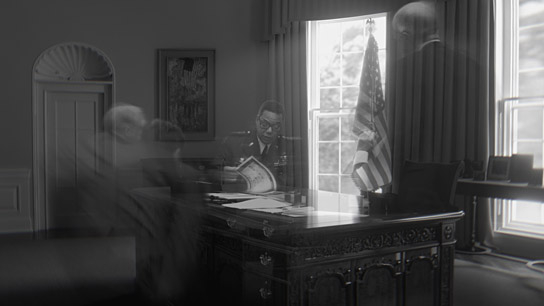 Colin Powell (Mitte) in "Kulissen der Macht" (2022)