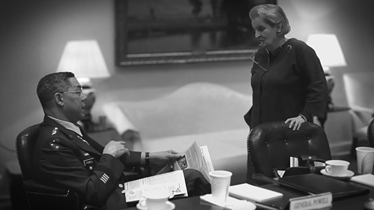 Colin Powell, Madeleine Albright (v.l.n.r.) in "Kulissen der Macht" (2022)