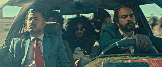 Abdelhadi Taleb (vorne links), Fehd Benchemsi (vorne rechts) in "Déserts - Für eine Handvoll Dirham" (2023)