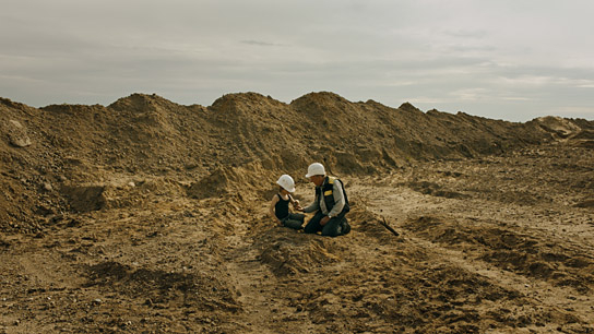 Markus Hering (rechts) in "Fossil" (2023)