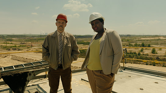 Godehard Giese, Mercy Dorcas Otieno (v.l.n.r.) in "Fossil" (2023)