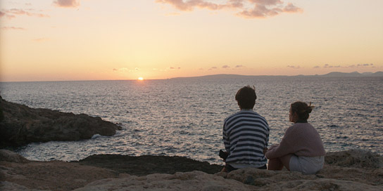 Louie Betton, Carlotta Weide (v.l.n.r.) in "Morgen irgendwo am Meer" (2023)