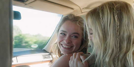 Carlotta Weide, Sophia Münster (v.l.n.r.) in "Morgen irgendwo am Meer" (2023)