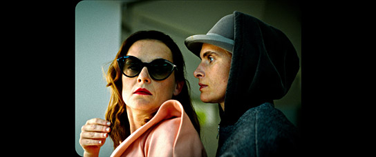   Agnieszka Podsiadlik, Lena Lauzemis (v.l.n.r.) in "Lipstick on the Glass" (2023)