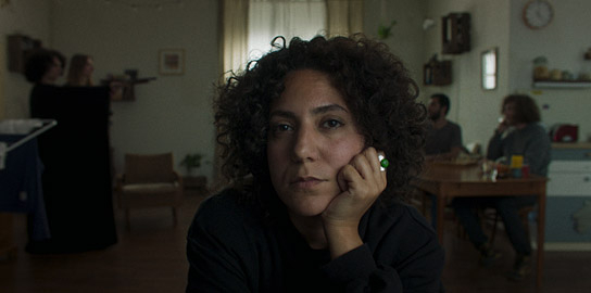 Baharak Abdolifard (vorne) in "Shahid" (2024)