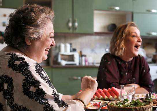 Lily Farhadpour (links) in "Ein kleines Stück vom Kuchen" (2024)
