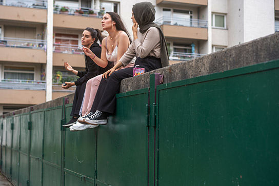 Melia Kara (links), Asya Utku (Mitte) in "Ellbogen" (2024)