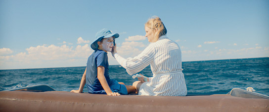 Valentin Thatenhorst, Laura Tonke (v.l.n.r.) in "Alles Fifty Fifty" (2023)