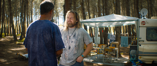 Moritz Bleibtreu, Axel Stein (v.l.n.r.) in "Alles Fifty Fifty" (2023)