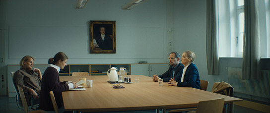 Moritz Bleibtreu (2.v.r.), Laura Tonke (rechts) in "Alles Fifty Fifty" (2023)