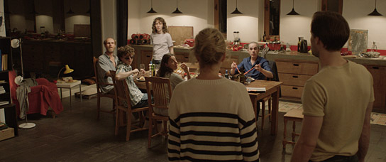 Niels Bormann (links), Jeremias Meyer (2.v.l.), Julia Windischbauer (3.v.l.) in "Sonnenplätze" (2024)