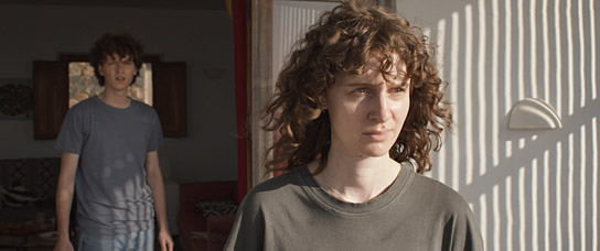 Jeremias Meyer, Julia Windischbauer (v.l.n.r.) in "Sonnenplätze" (2024)