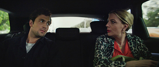 Samuel Schneider, Smaragda Karydi (v.l.n.r.) in "More than Strangers" (2023)