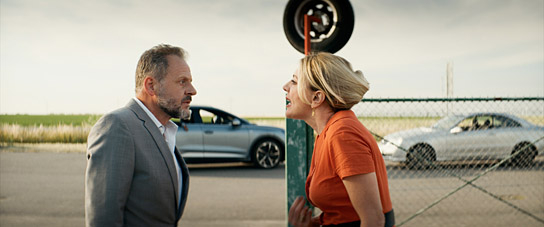 Samuel Finzi, Smaragda Karydi (v.l.n.r.) in "More than Strangers" (2023)