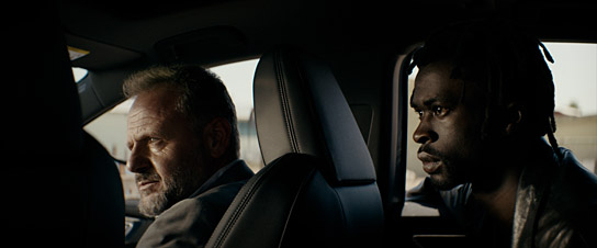 Samuel Finzi, Léo Daudin (v.l.n.r.) in "More than Strangers" (2023)