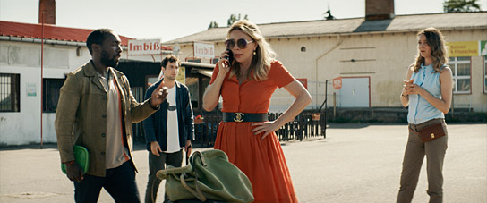 Cyril Gueï, Samuel Schneider, Smaragda Karydi, Julie Kieffer (v.l.n.r.) in "More than Strangers" (2023)