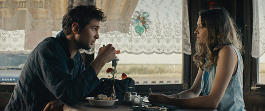 Samuel Schneider, Julie Kieffer (v.l.n.r.) in "More than Strangers" (2023)