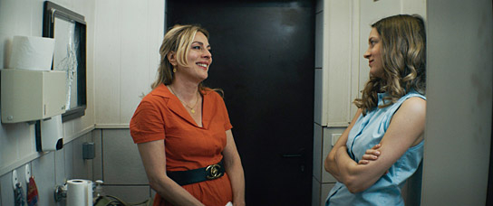 Smaragda Karydi, Julie Kieffer (v.l.n.r.) in "More than Strangers" (2023)