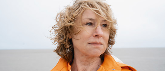 Corinna Harfouch in "Die Ironie des Lebens" (2024)