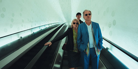 Corinna Harfouch, Uwe Ochsenknecht (vorne v.l.n.r.), Henning Peker (hinten) in "Die Ironie des Lebens" (2024)