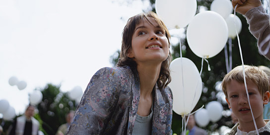 Emilia Schüle (Mitte) in "Die Ironie des Lebens" (2024)