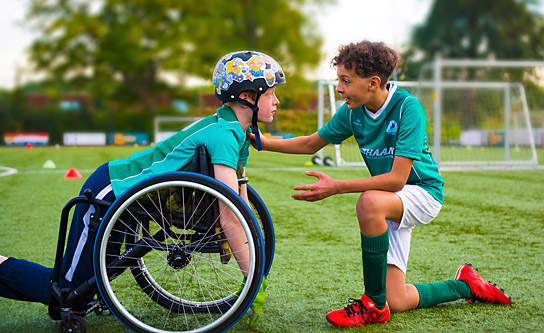 Maik Cillekens, Anouar Kasmi (v.l.n.r.) in "Bleib am Ball - Egal was kommt!" (2022)