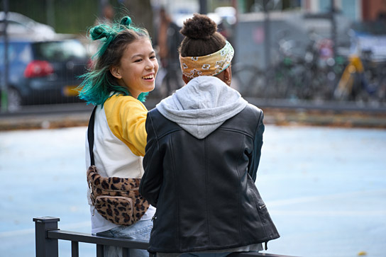 Kailani Busker (links) in "Bleib am Ball - Egal was kommt!" (2022)