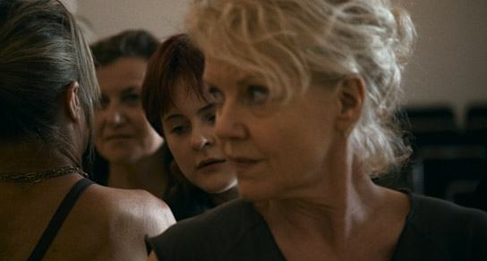 Karoline Eichhorn (von hinten), Jacqueline Kornmüller (2.v.l.), Lena Sophie Baer (2.v.r.), Katharina Linder (rechts) in "Die Schule der Frauen" (2024)