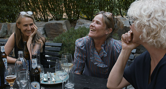 Kerstin Weiß, Karoline Eichhorn, Katharina Linder (v.l.n.r.) in "Die Schule der Frauen" (2024)