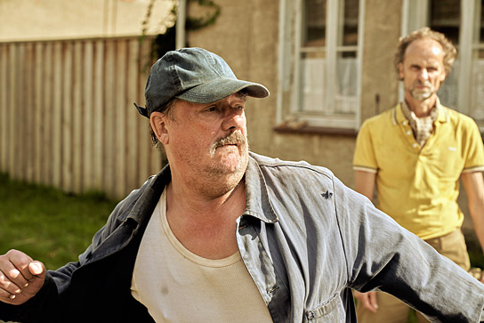 Peter Kurth, Jan Georg Schütte (v.l.n.r.) in "Micha denkt groß" (2024)