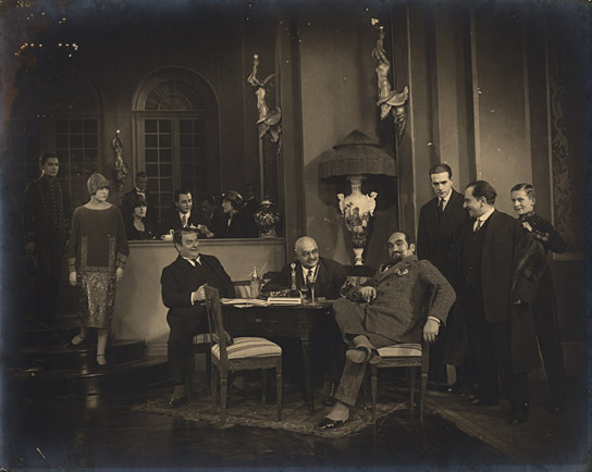 Robert Garrison (4.v.r.), Henry Stuart (3.v.r.), Karl Etlinger (2.v.r.) in "Die freudlose Gasse" (1925)
